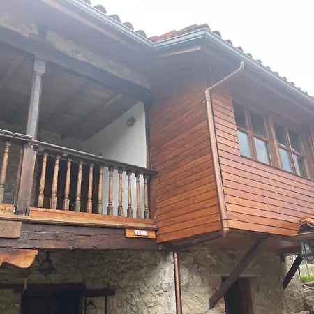 Caravia, Cachucho-casa